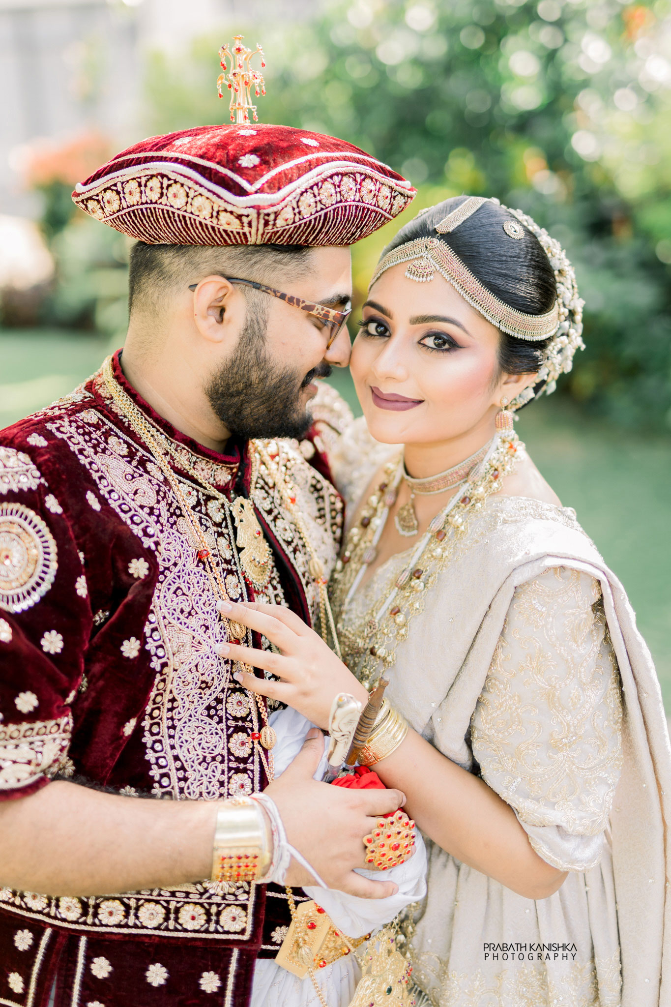 Dhanika and Sithumini in traditional Kandyan attire